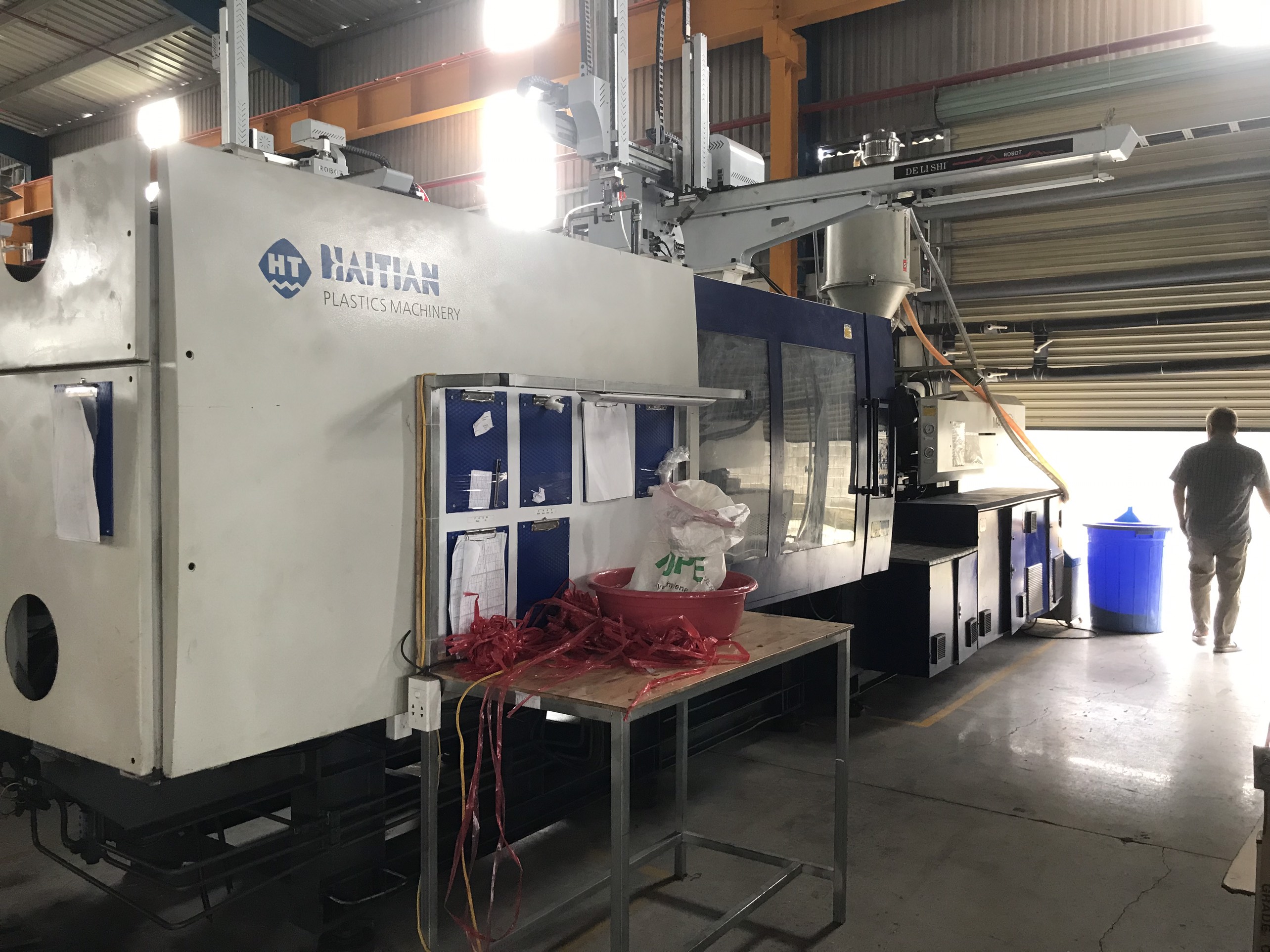 plastic injection machine.jpg